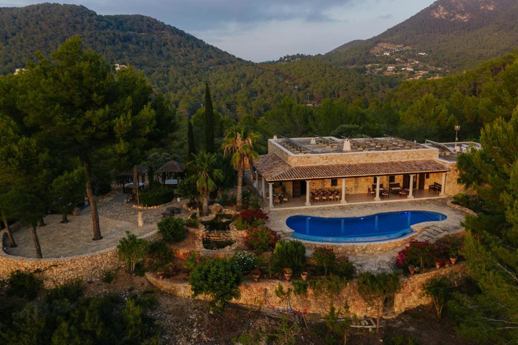 vista aerea di una casa con piscina di Paissa d'en Bernat a Cala Tarida