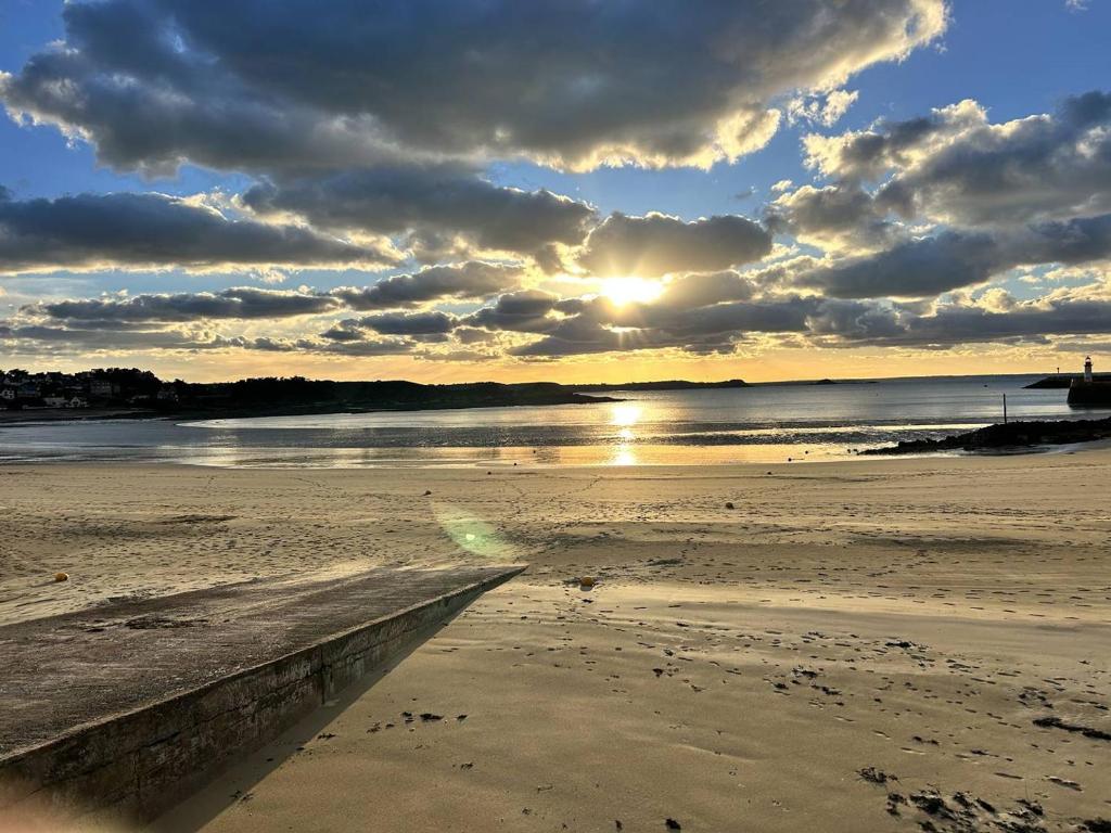 - une vue sur la plage bien exposée dans l'établissement 537 - Studio les pieds dans l'eau, en bordure de la plage du centre d'Erquy, à Erquy