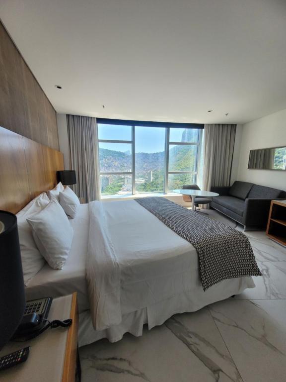 1 dormitorio con cama grande y ventana grande en Hotel Nacional, en Río de Janeiro