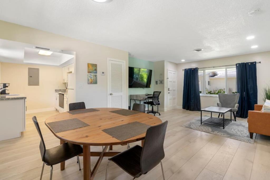 een eetkamer en een woonkamer met een tafel en stoelen bij Unit 4 Spacious 1 bedroom Apartment with 70inch smart TV in Fort Lauderdale