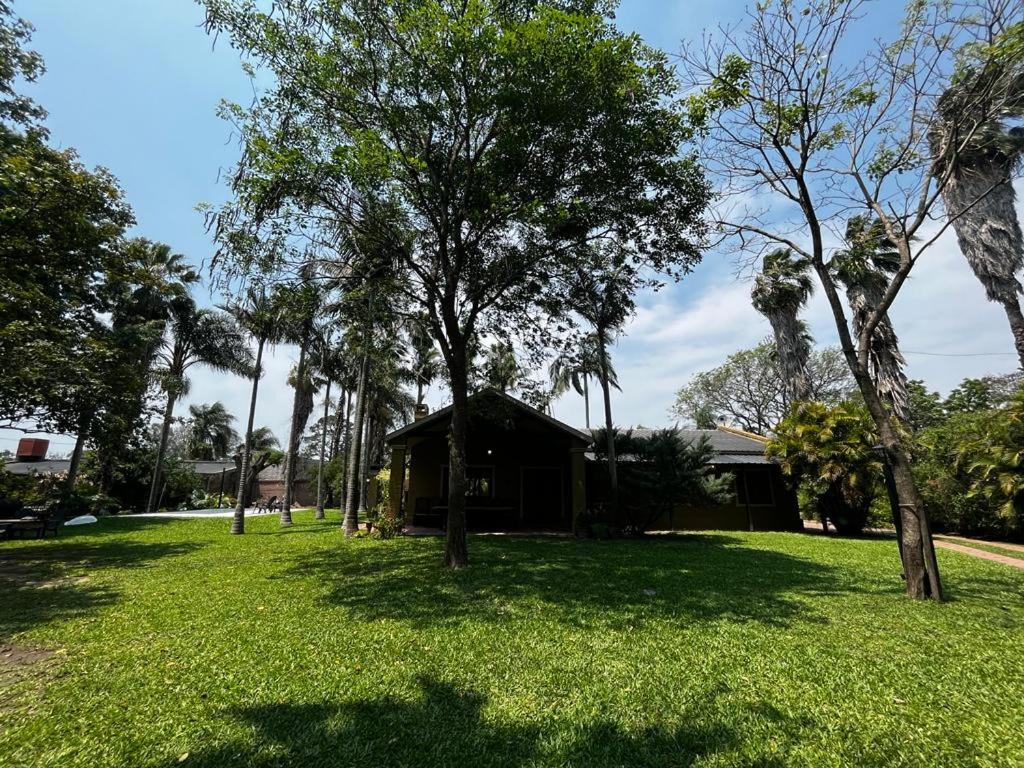 La Quinta في كورينتس: منزل في ساحة بها أشجار وعشب