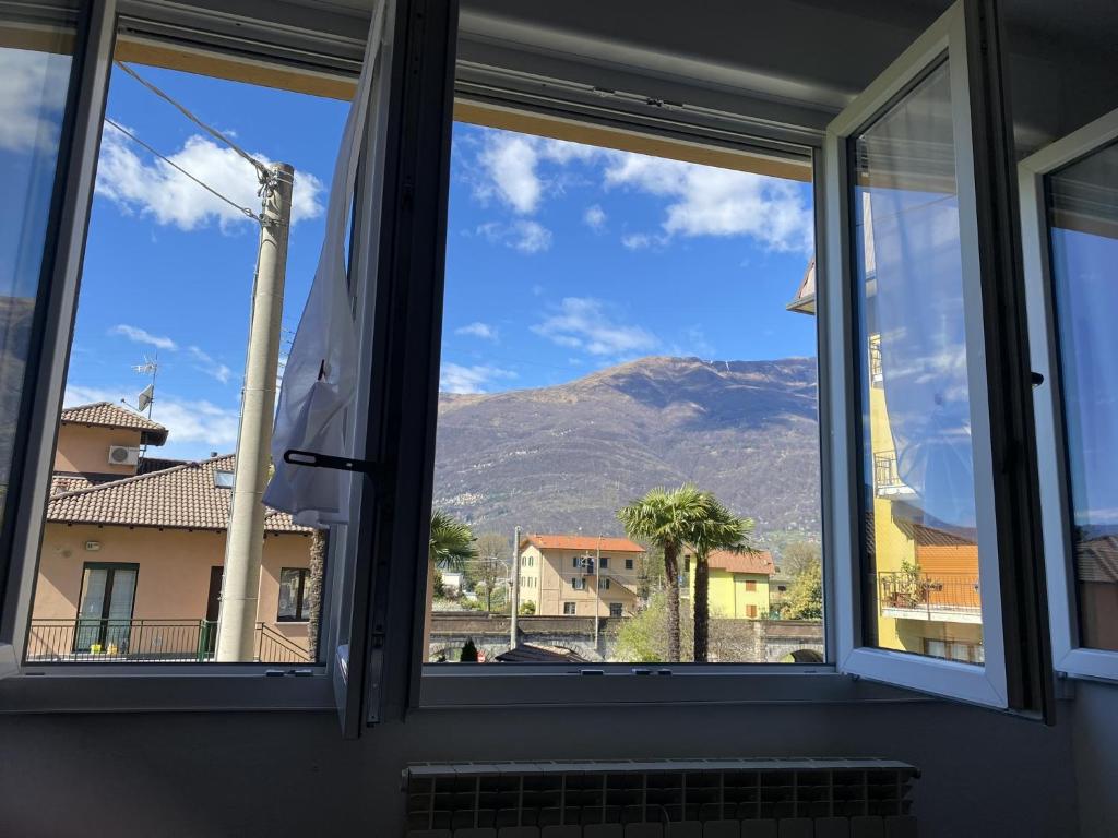 a window with a view of a mountain at Appartamento Yuki in Dervio
