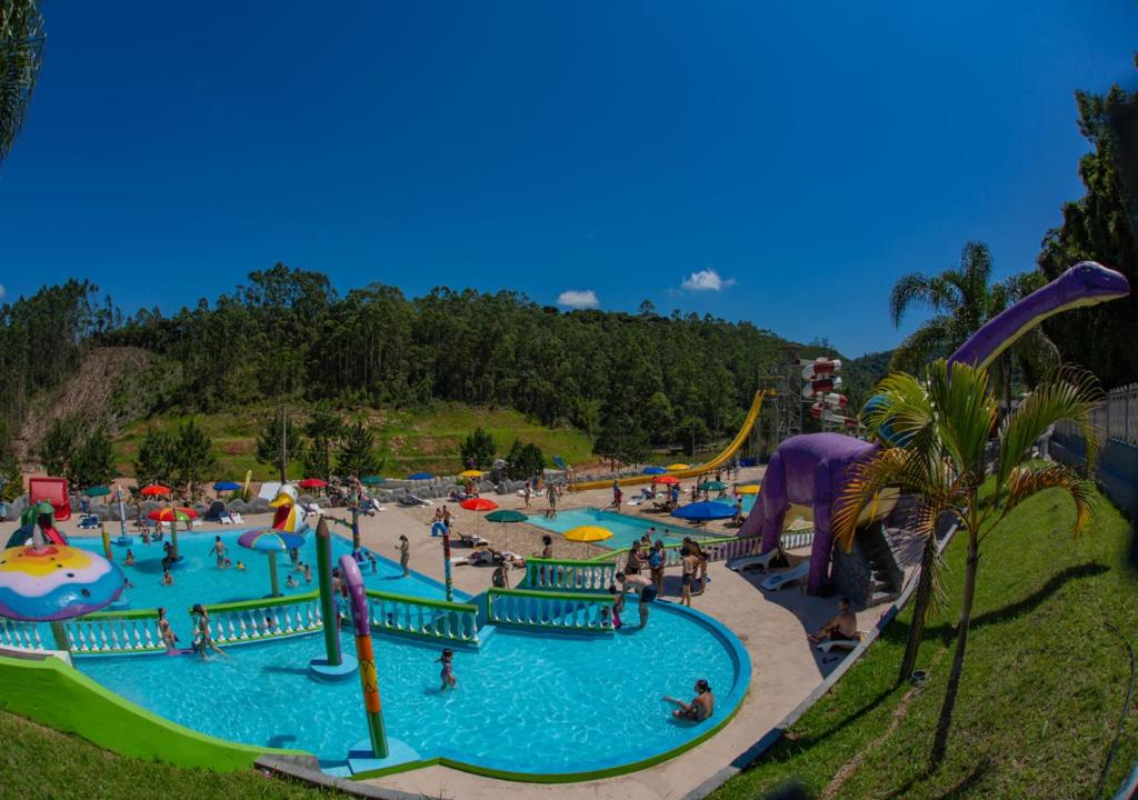 un grupo de personas en un parque acuático en Vale Encantado - Eco Park & Hotel, en Biritiba-Mirim