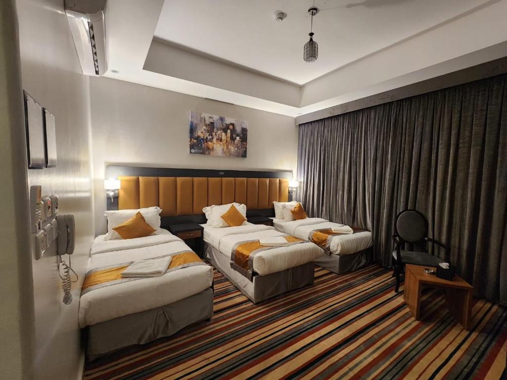 Un pat sau paturi într-o cameră la Shyan Hotel