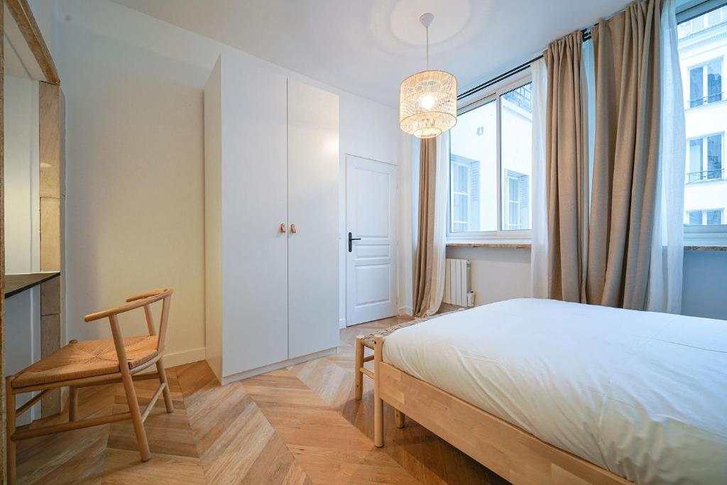 Posteľ alebo postele v izbe v ubytovaní Parisuites Central Grands boulevards Chic Folies Bergères