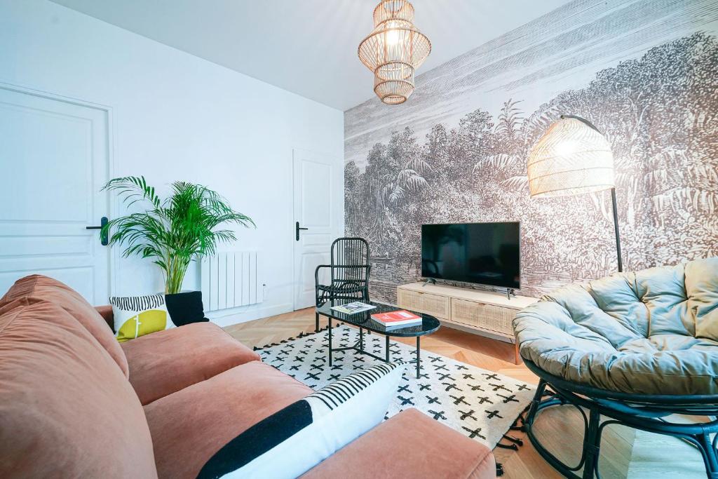 Televízia a/alebo spoločenská miestnosť v ubytovaní Parisuites Central Grands boulevards Chic Folies Bergères