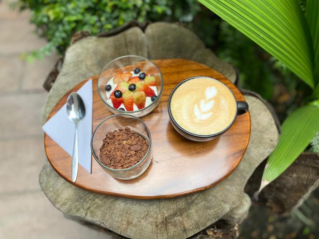 una bandeja con dos tazones de comida y una taza de café en beminimal Hotel en Medellín