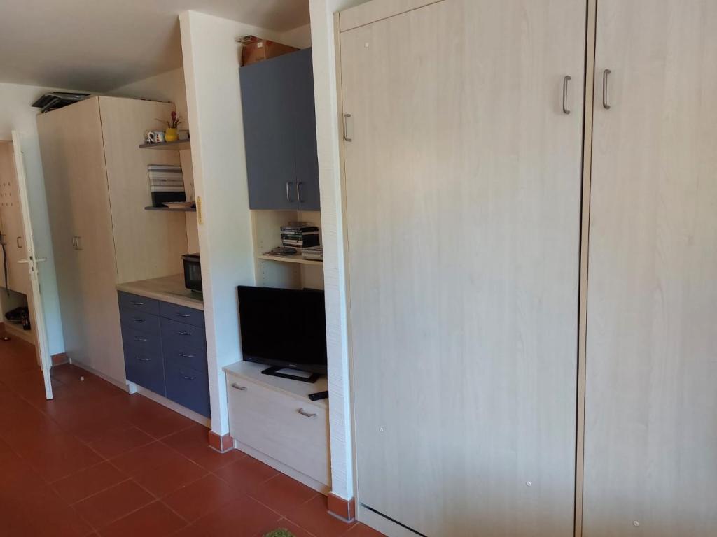 Kuchyň nebo kuchyňský kout v ubytování Möwenblick Bakenberg-41 Ferienwohnung mit Terrasse, Doppelbett, Schlafsofa, vollständige Komfortküche