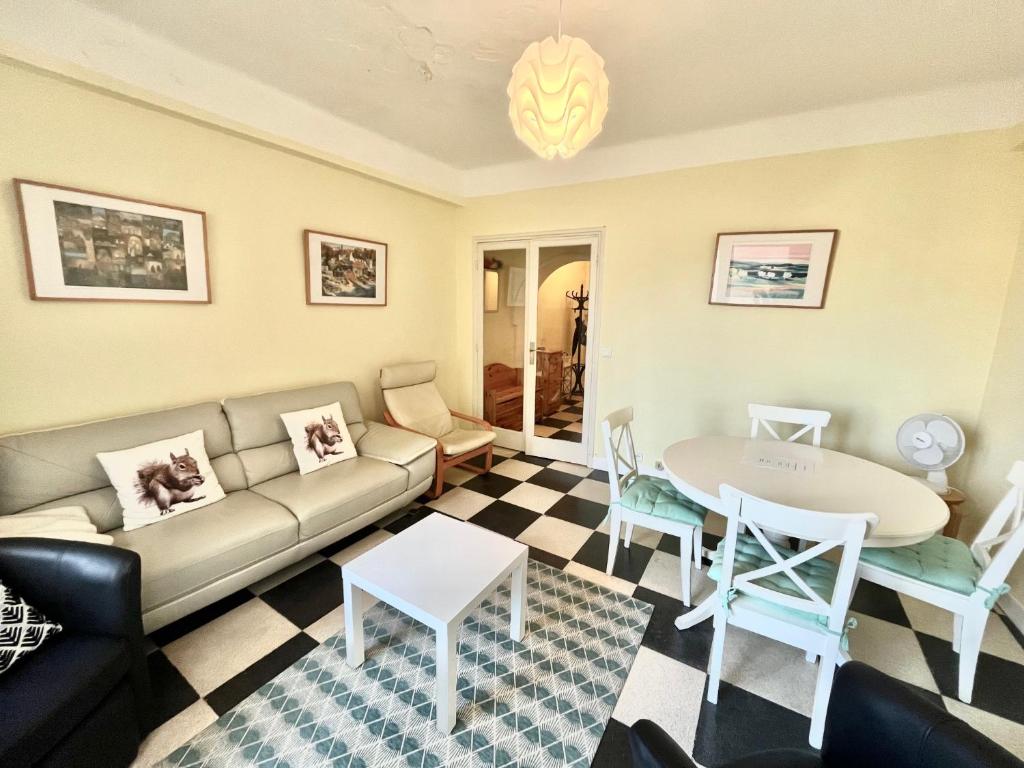 un salon avec un canapé et une table dans l'établissement 45 Clemenceau by Welcome to Cannes, à Cannes
