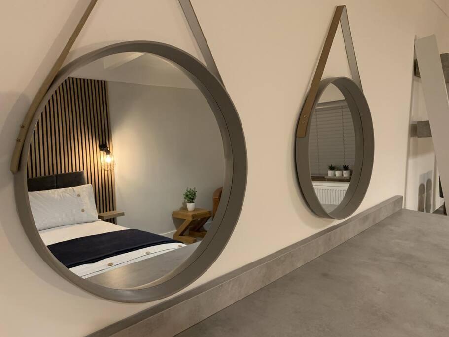 um quarto com uma cama e dois espelhos na parede em Wayside farmhouse stay 
