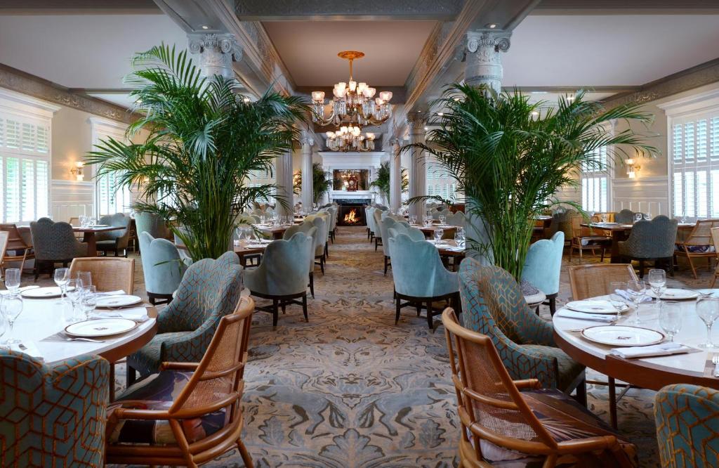 杰基尔岛Jekyll Island Club Resort的一间带桌椅和吊灯的餐厅