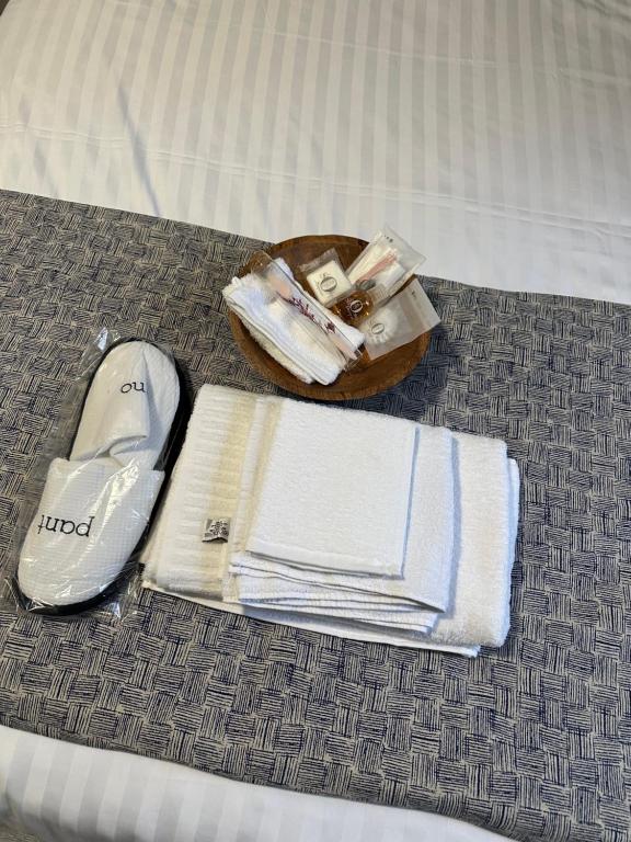 a pair of shoes and towels on a bed at Location saisonnière Angoulême in Angoulême