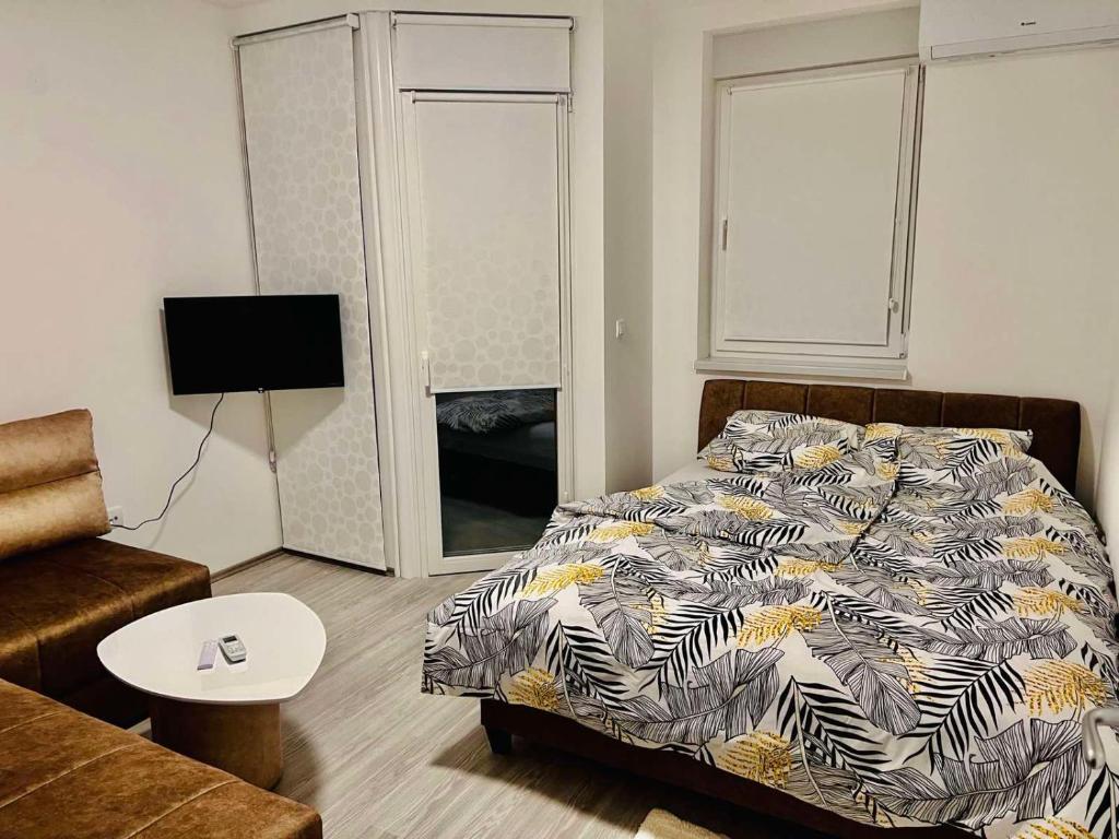 1 dormitorio con 1 cama y 1 sofá en Amore Lux en Paraćin