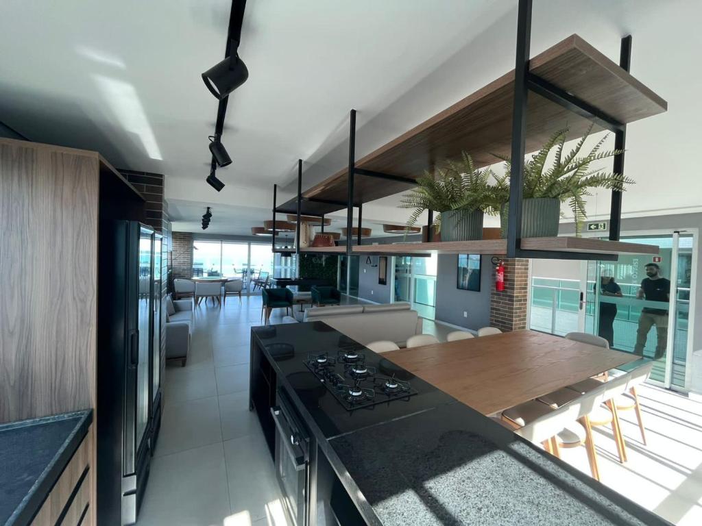 Kuchyň nebo kuchyňský kout v ubytování LUXUOSO APARTAMENTO BEIRA-MAR COM SACADA em MACEIÓ
