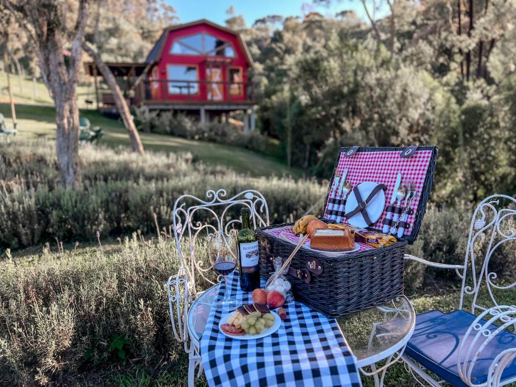 un tavolo da picnic con un cesto di cibo sopra di Villa Lucca a Mundo Novo
