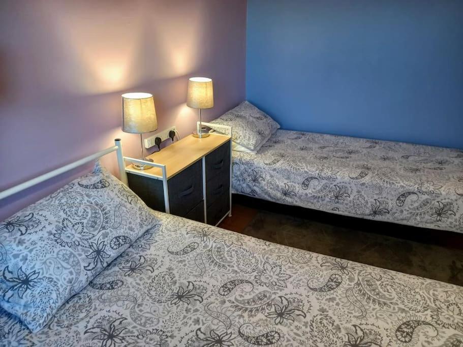 Tempat tidur dalam kamar di Twin room in Prescot Homestay