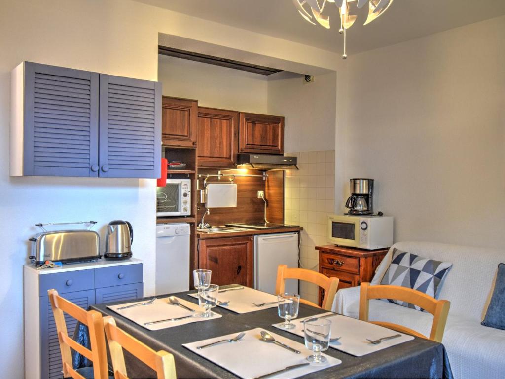 une cuisine et une salle à manger avec une table et des chaises dans l'établissement Appartement 2 pièces pour 4 personnes avec balcon au centre de Morzine, proche pistes et commerces - FR-1-524-55, à Morzine