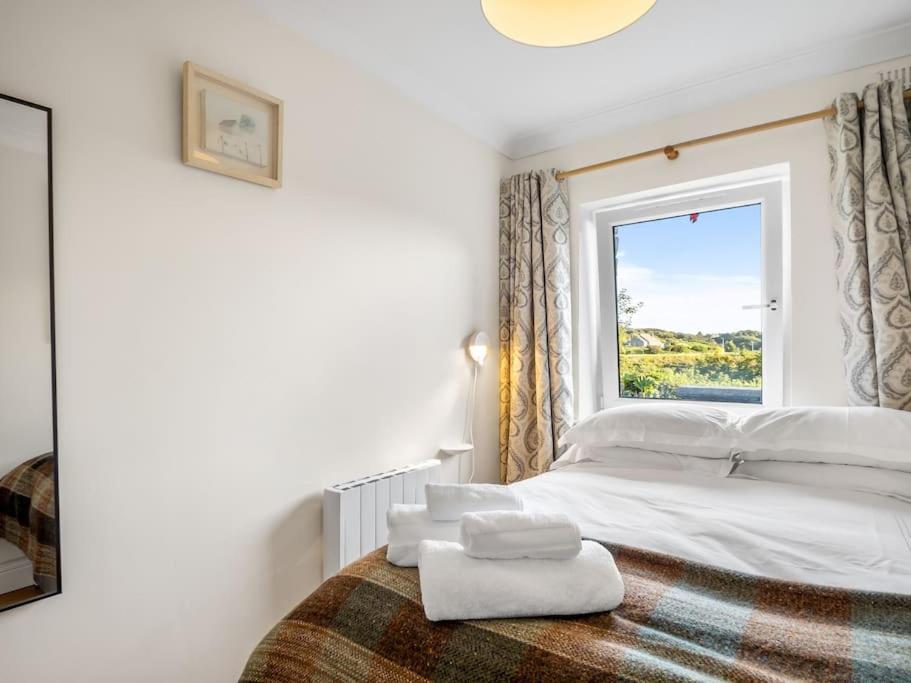 Postel nebo postele na pokoji v ubytování Clifden Seaview - Spectacular Apartment, Connemara