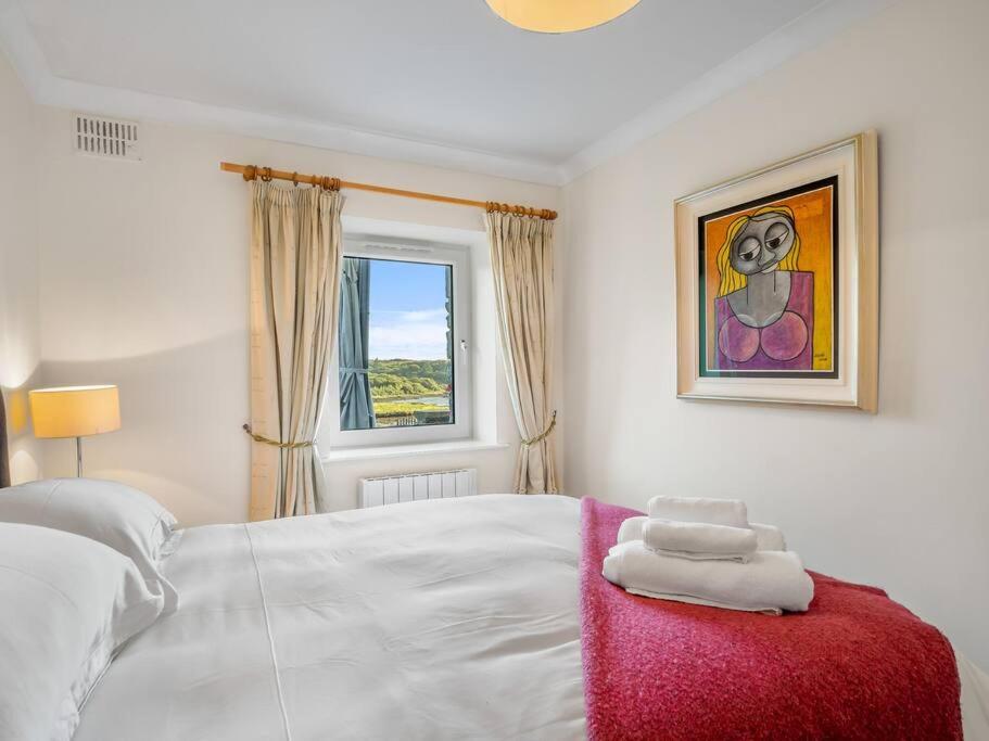 Postel nebo postele na pokoji v ubytování Clifden Seaview - Spectacular Apartment, Connemara