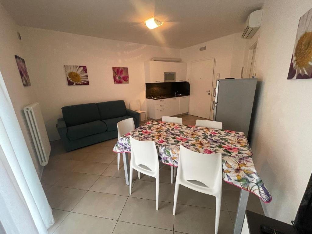 TV a/nebo společenská místnost v ubytování Villa Marina Apartments - Agenzia Cocal