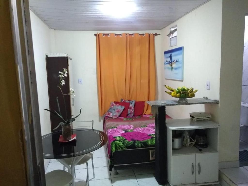 um pequeno quarto com um sofá e uma mesa em Residencial Nanda em Salvador