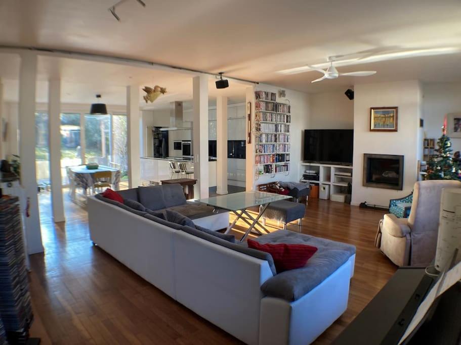 un salon avec un canapé et une table dans l'établissement Maison à 5 minutes du métro, à Issy-les-Moulineaux