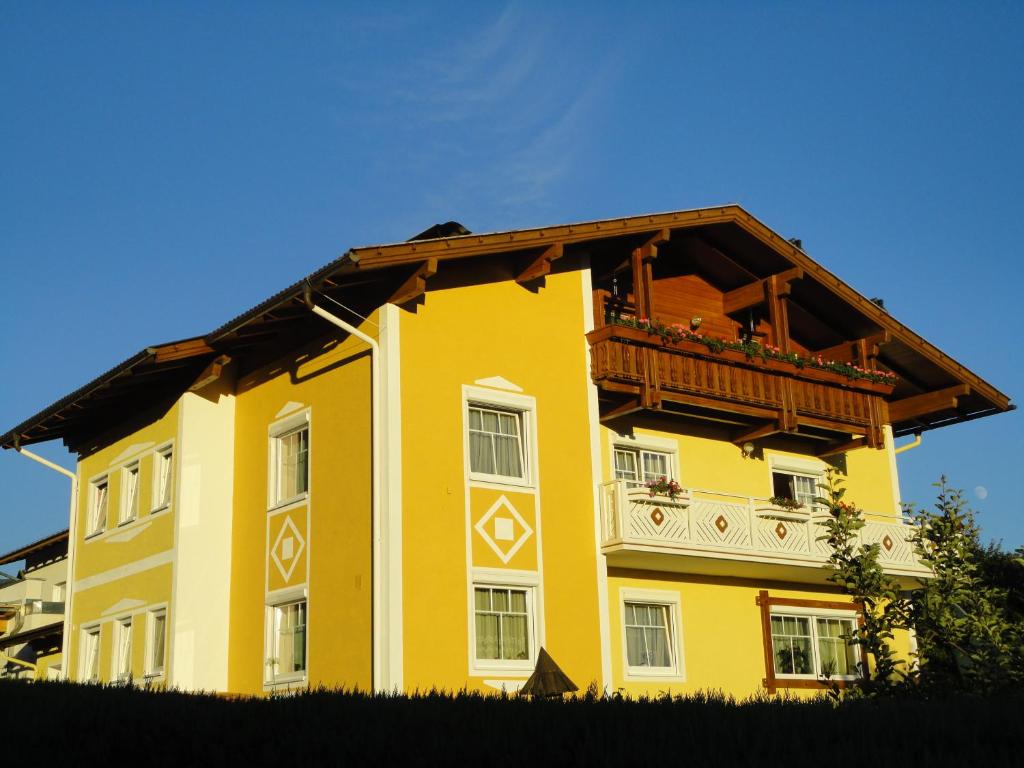 un edificio amarillo con balcón en la parte superior en Feistritzer, en Seeboden