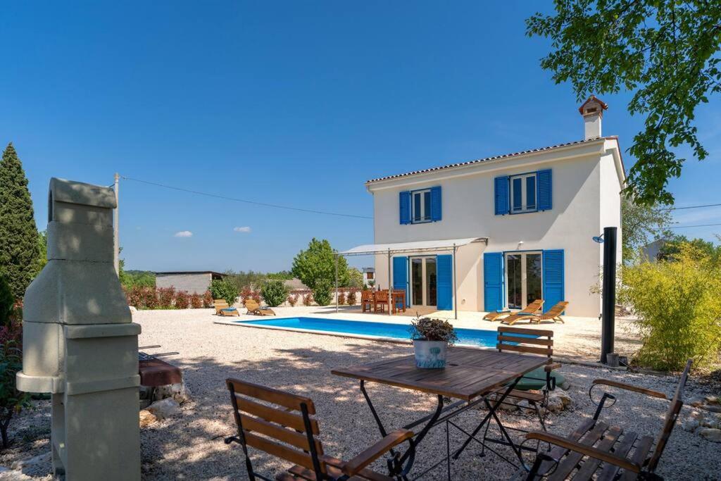Bazén v ubytování Villa Shana nebo v jeho okolí