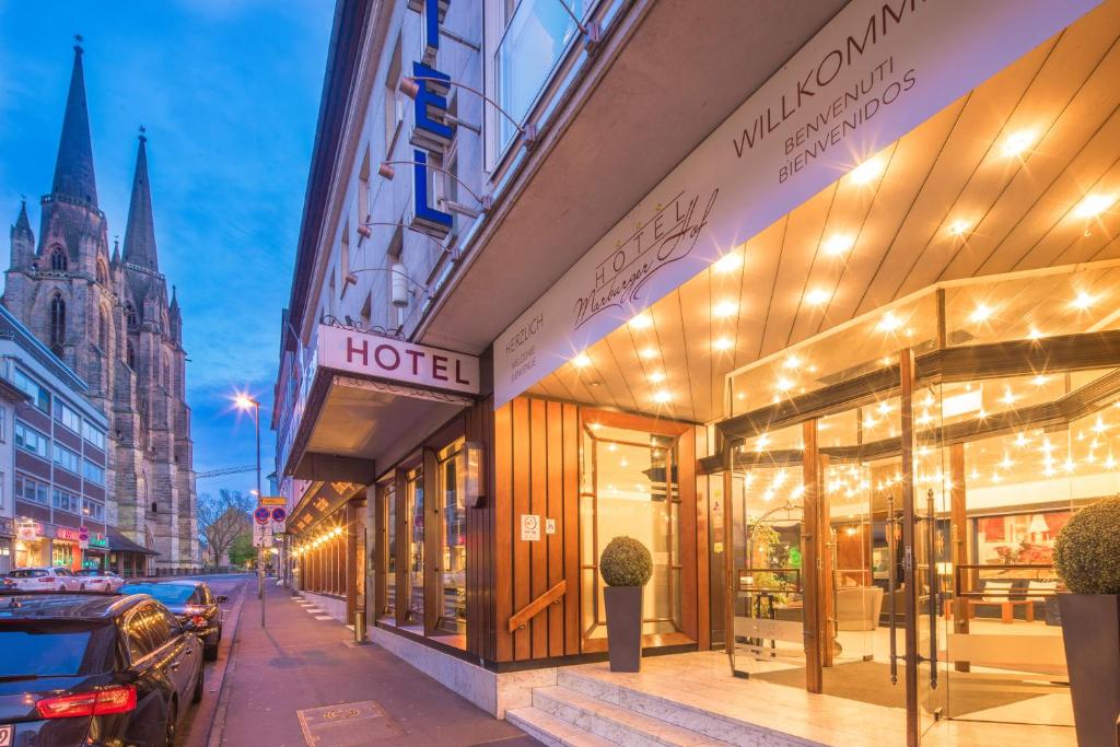 una tienda frente a un hotel en una calle de la ciudad en Marburger Hof, en Marburg an der Lahn