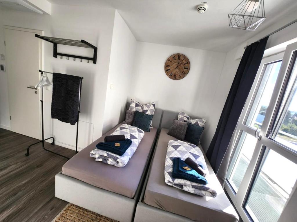 Krevet ili kreveti u jedinici u okviru objekta Modern Apartment with WIFI& Free Parking& TV