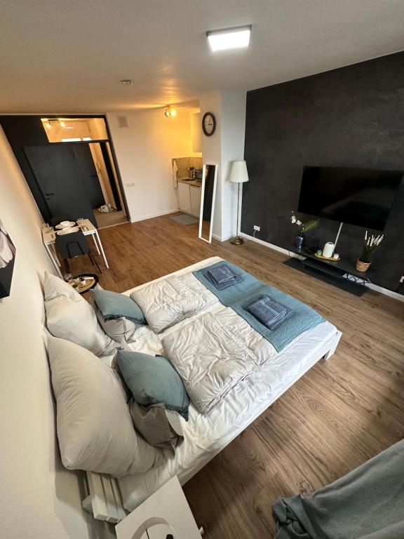 1 dormitorio con 1 cama grande y 1 sofá en Urban Zen Residence en Hannover