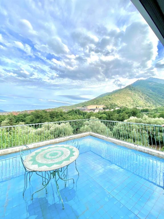 une piscine avec une table et des chaises sur un balcon dans l'établissement Appartement Haut de Villa centre-ville CORTE, à Corte