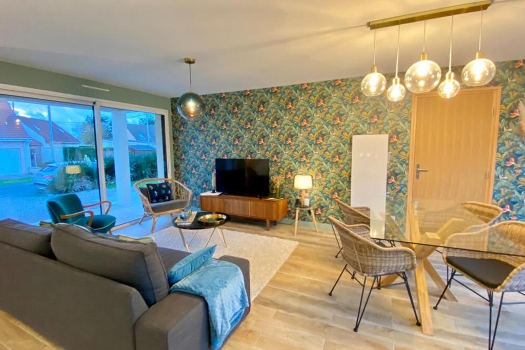 Telewizja i/lub zestaw kina domowego w obiekcie Superb cottage for 4 people with views of the dunes