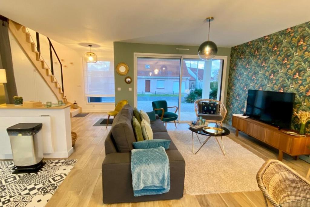 Telewizja i/lub zestaw kina domowego w obiekcie Superb cottage for 4 people with views of the dunes