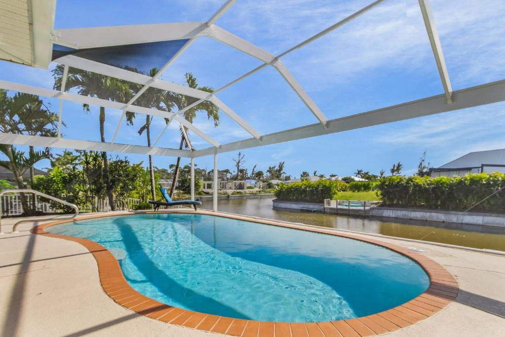 uma piscina numa casa com vista para um rio em Southern Exposure, Saltwater Pool - Villa Solaris - Roelens Vacations em Cape Coral