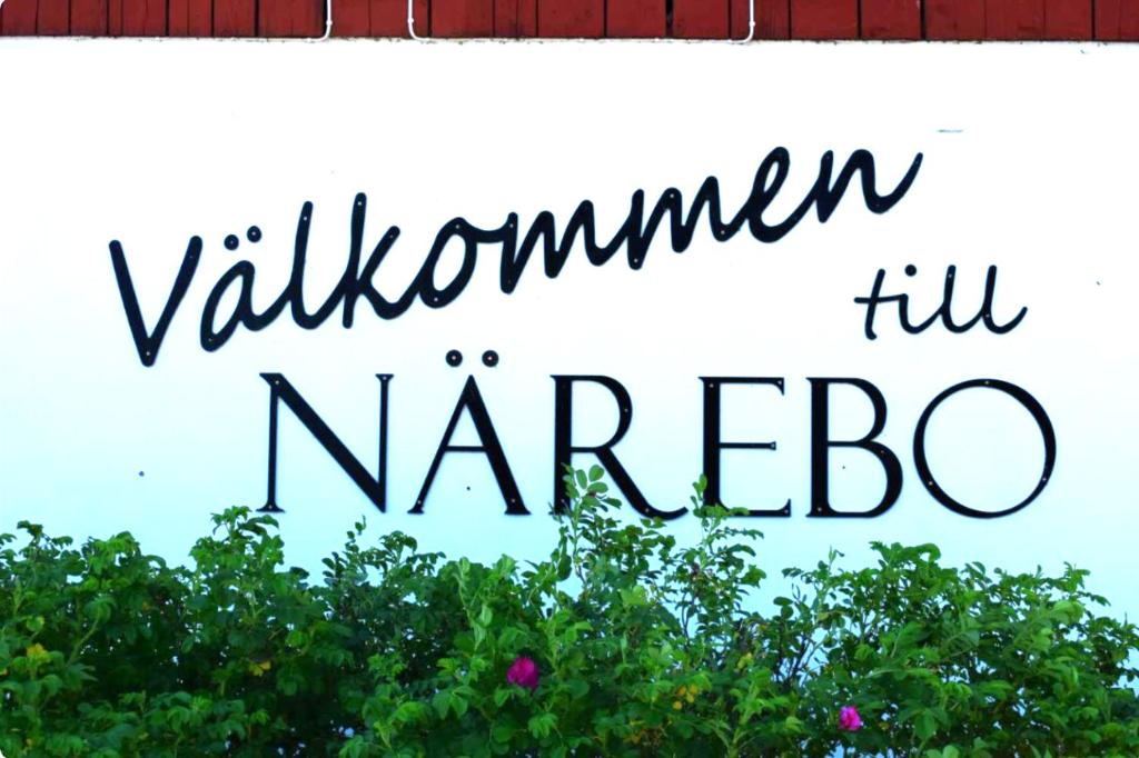 a sign that reads villiham ful narrero at Närebo Gårdshotell & Restaurang in Lidköping