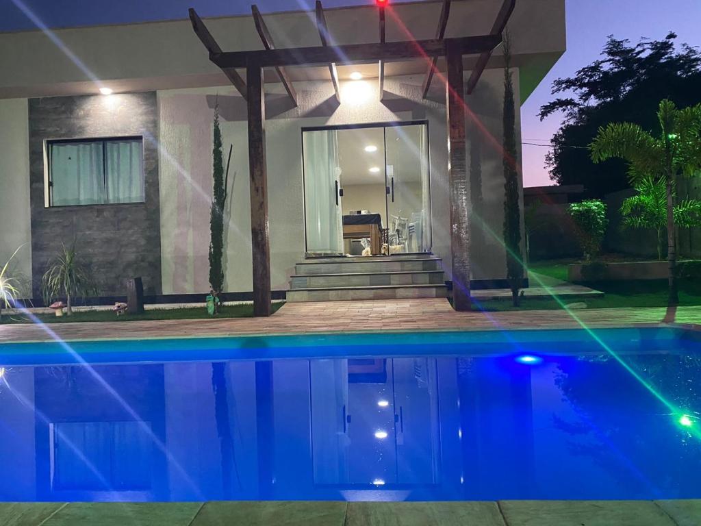 a house with a swimming pool at night at Sítio Maravilhoso a 40min de BH! in Lagoa Santa