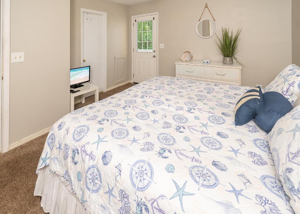 1 dormitorio con 1 cama con edredón azul y blanco en Gulf Highlands Sea, en Panama City Beach