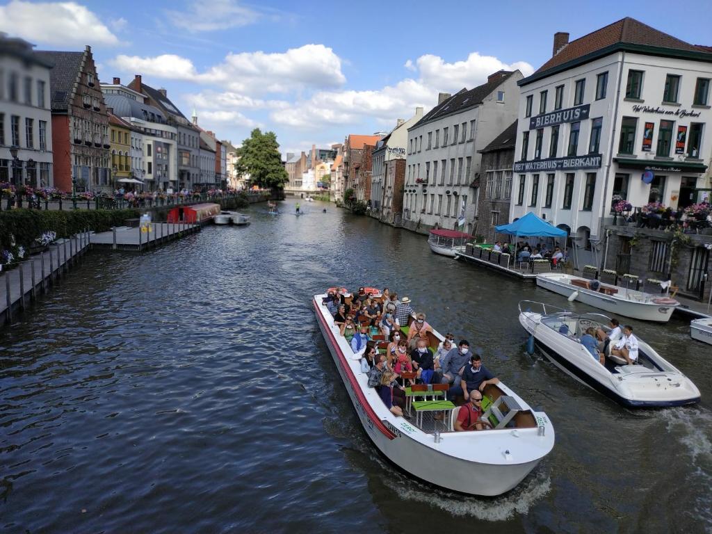 un grupo de personas en un barco en un canal en Wonderful stay Monet en Gante