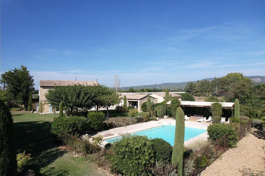 una casa con piscina en un patio en Air-conditioned Provençal farmhouse with private pool, view magnificent, located in Lagnes, close Isle S/Sorgue, 9 people, en Lagnes