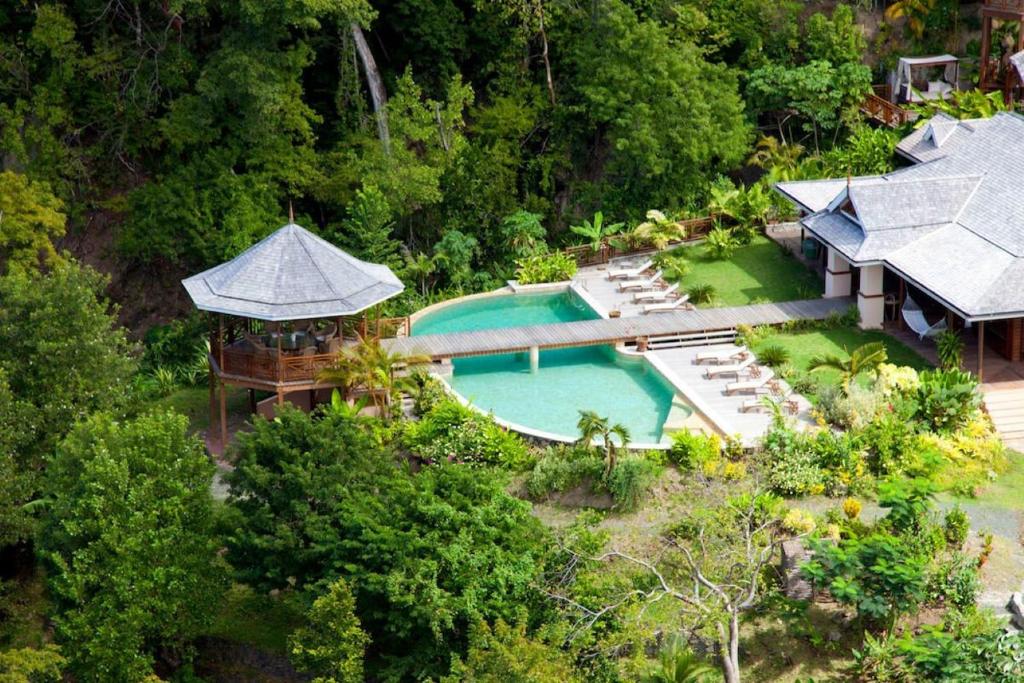 een luchtzicht op een resort met een zwembad bij Amazing 6 BR Ocen View Villa in Marigot Bay in Marigot Bay