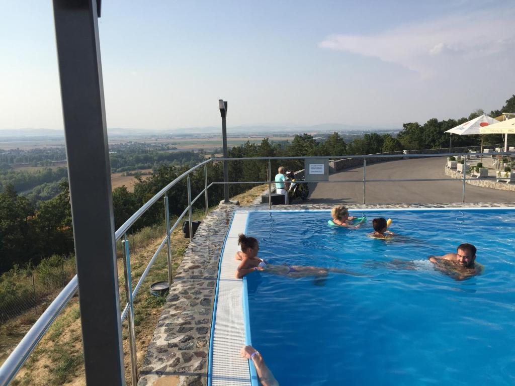 Bazén v ubytování Wellness Pension Inovec nebo v jeho okolí