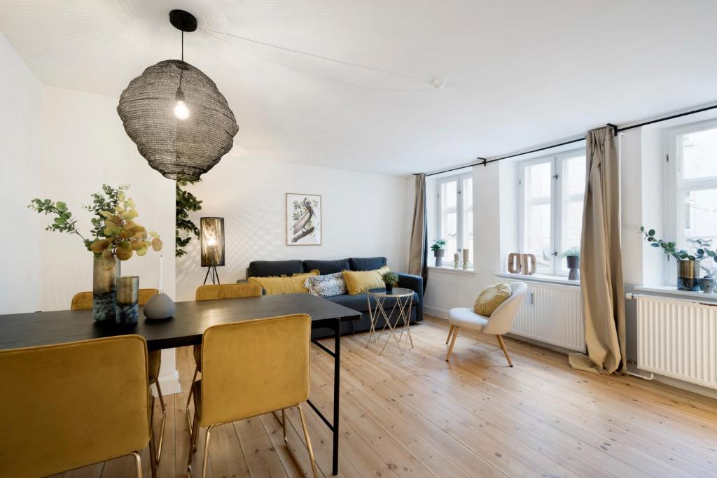 ein Wohnzimmer mit einem Tisch und einem Sofa in der Unterkunft Centrally located in Copenhagen in Kopenhagen