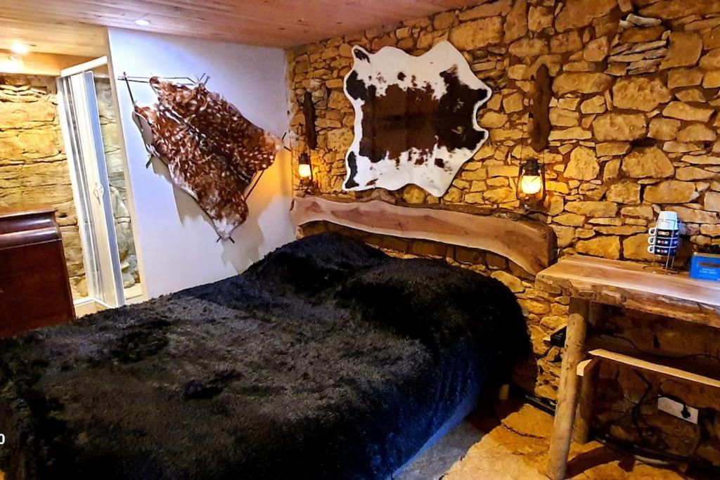 Postel nebo postele na pokoji v ubytování abri sous roche, gîte indépendant du XVIII°.