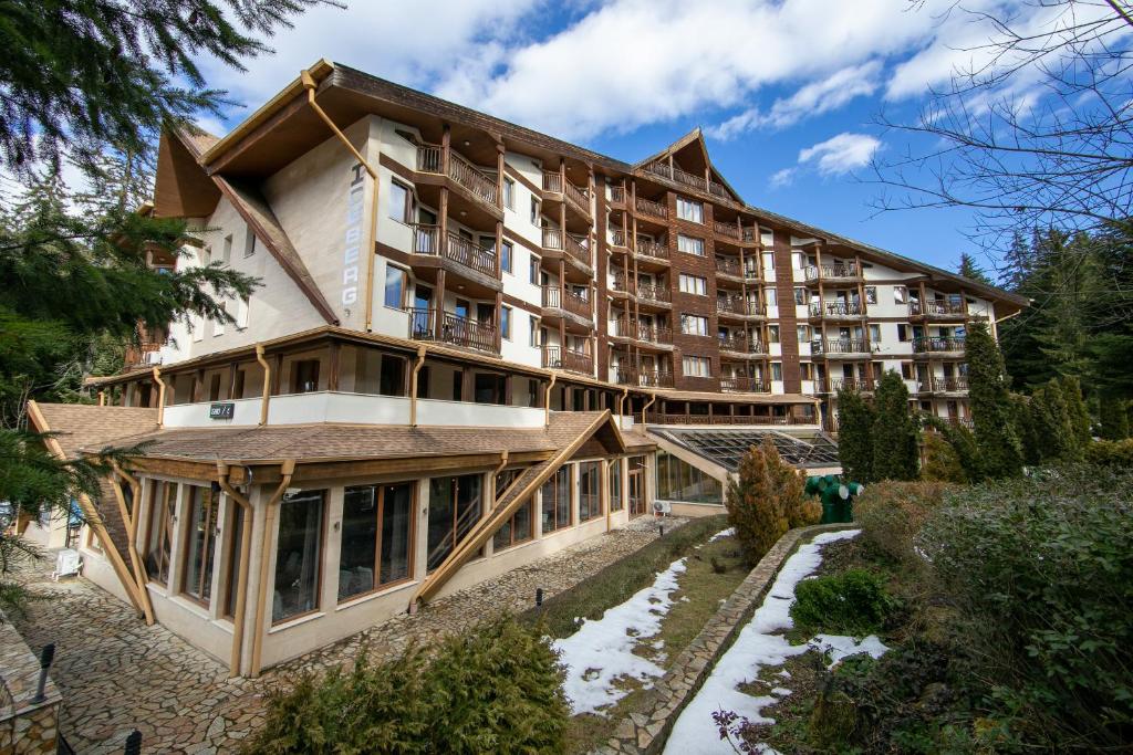 an exterior view of the lodge at squaw peak apartments at Hotel Iceberg Borovets in Borovets