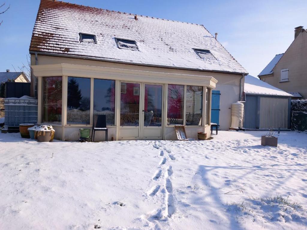 une maison avec de la neige devant elle dans l'établissement Chambres a louer pour JO PARIS 2024, à Chèvreville