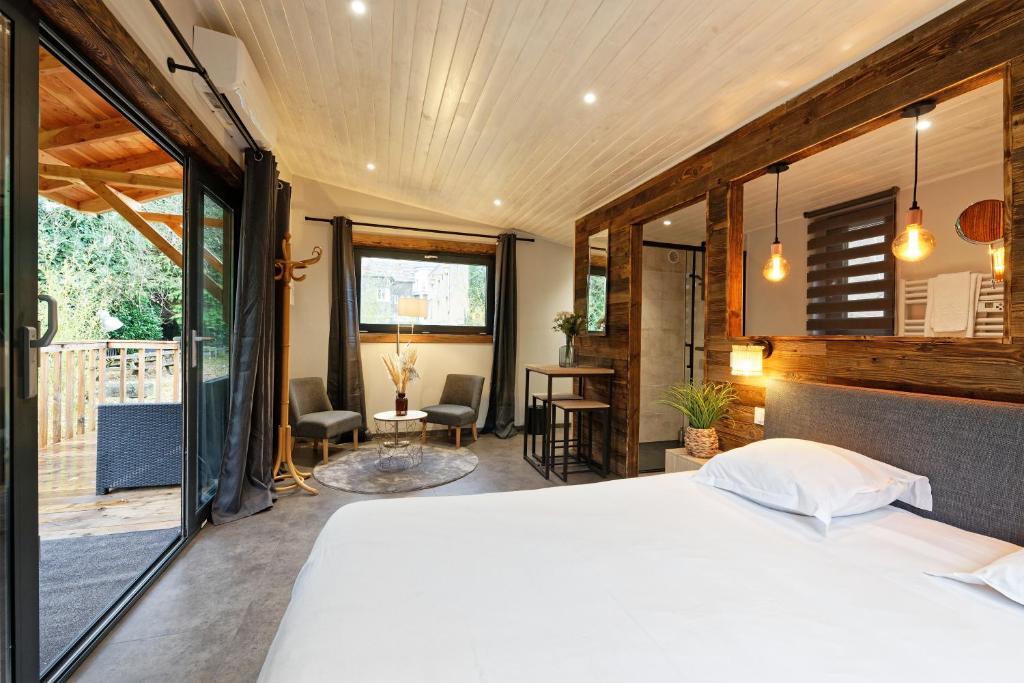 A bed or beds in a room at Pied à Terre - Appart'hôtels au coeur d'Autun