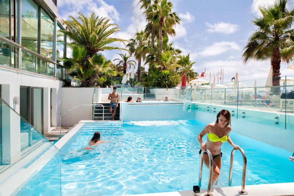 Bazén v ubytování Hotel Caravelle Thalasso & Wellness nebo v jeho okolí