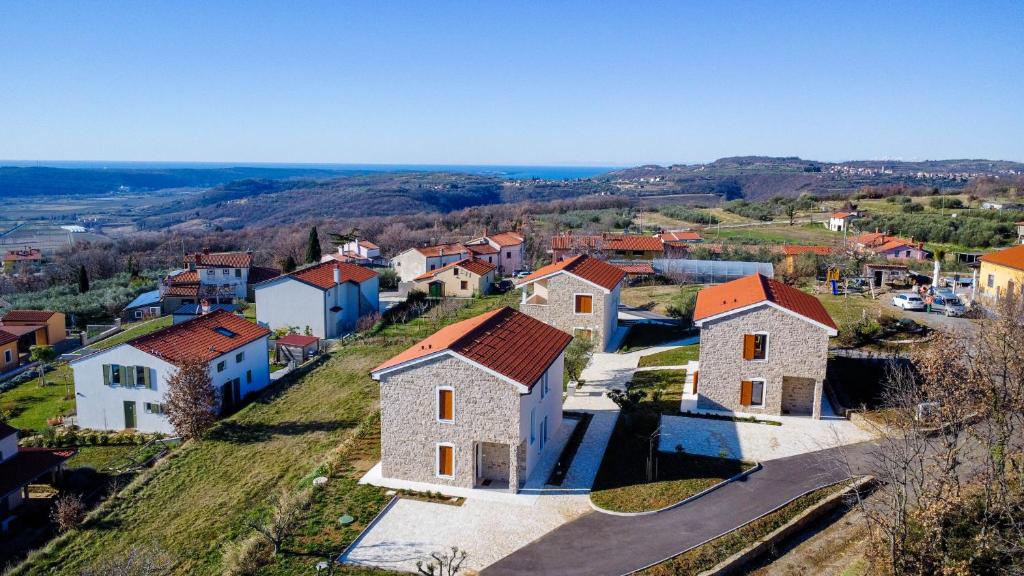 uma vista aérea de uma pequena aldeia com casas em Villa Nova Resort em Sveti Peter