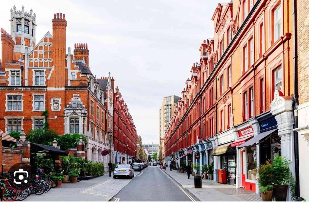 une rue urbaine avec des bâtiments et des voitures garés dans la rue dans l'établissement Marylebone Luxury 2 Bed Appartment, à Londres